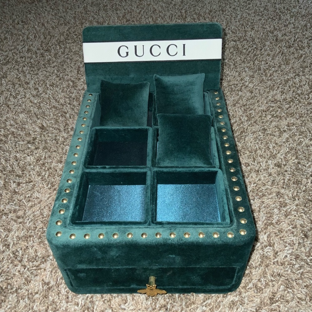 Gucci Green Velvet Watch Display - Picture 1 of 3
